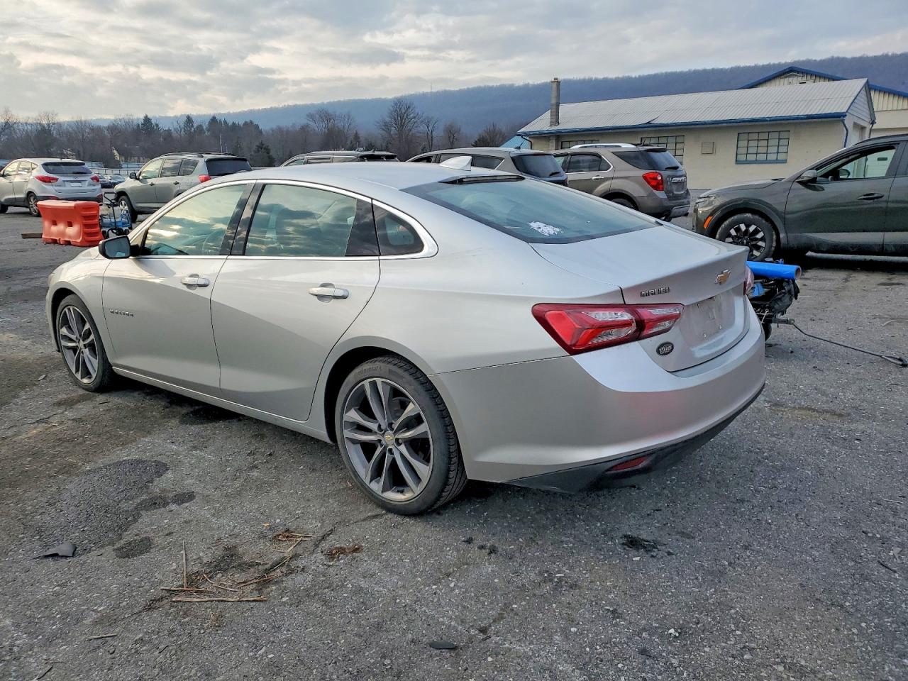 2022 CHEVROLET MALIBU LT photo 2