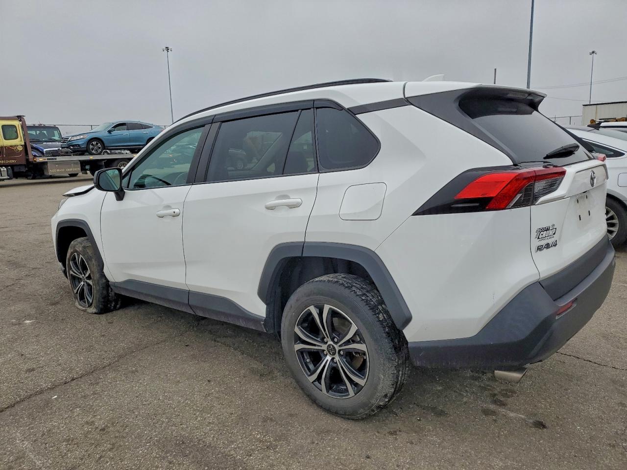 2021 TOYOTA RAV4 LE photo 2