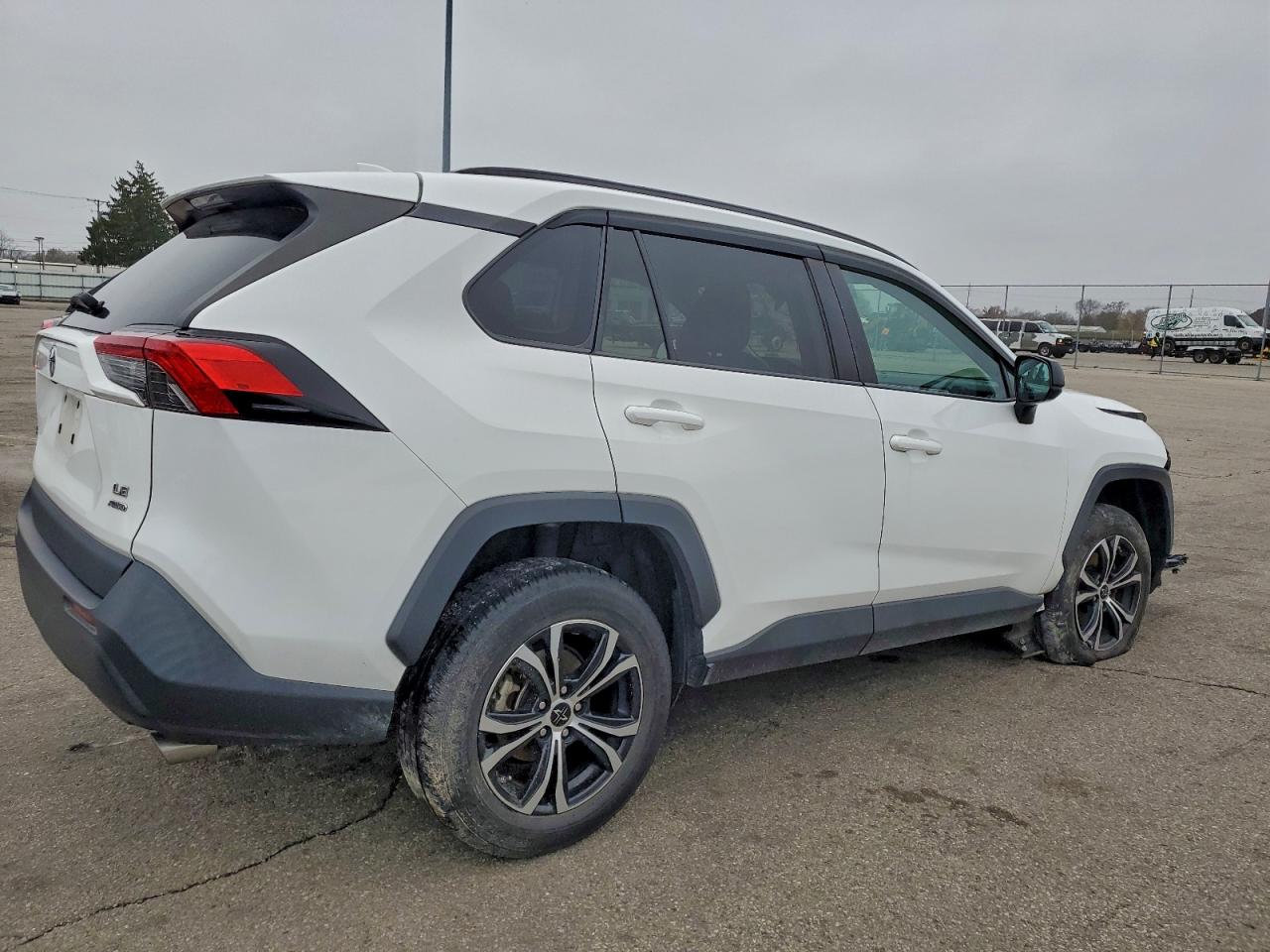2021 TOYOTA RAV4 LE photo 3