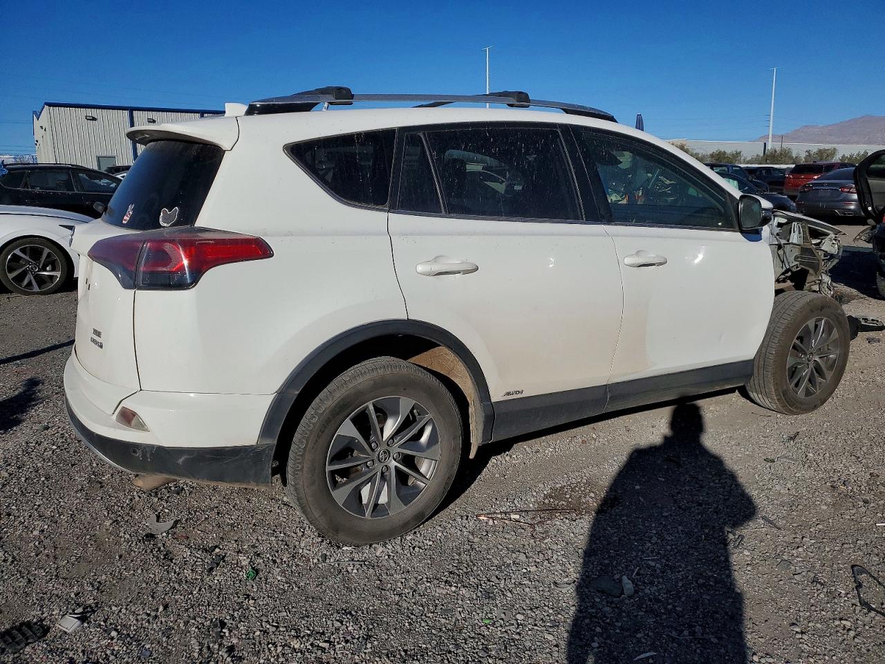2016 TOYOTA RAV4 HV XLE photo 3