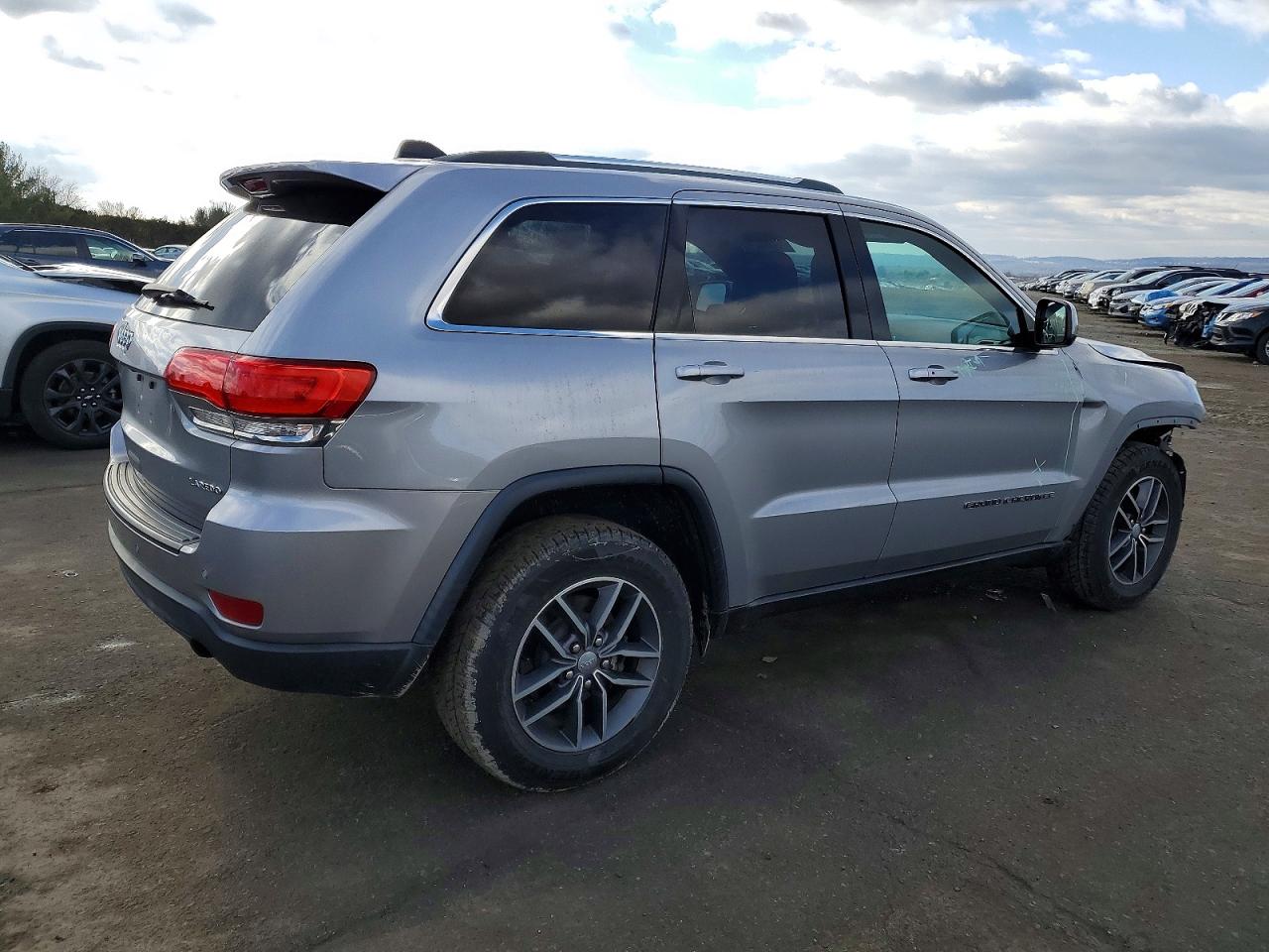2018 JEEP GRAND CHEROKEE LAREDO photo 3