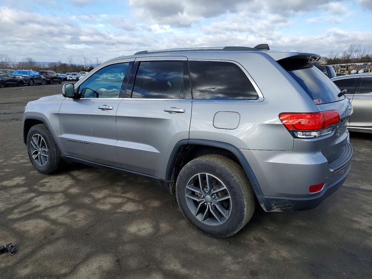 2018 JEEP GRAND CHEROKEE LAREDO photo 2