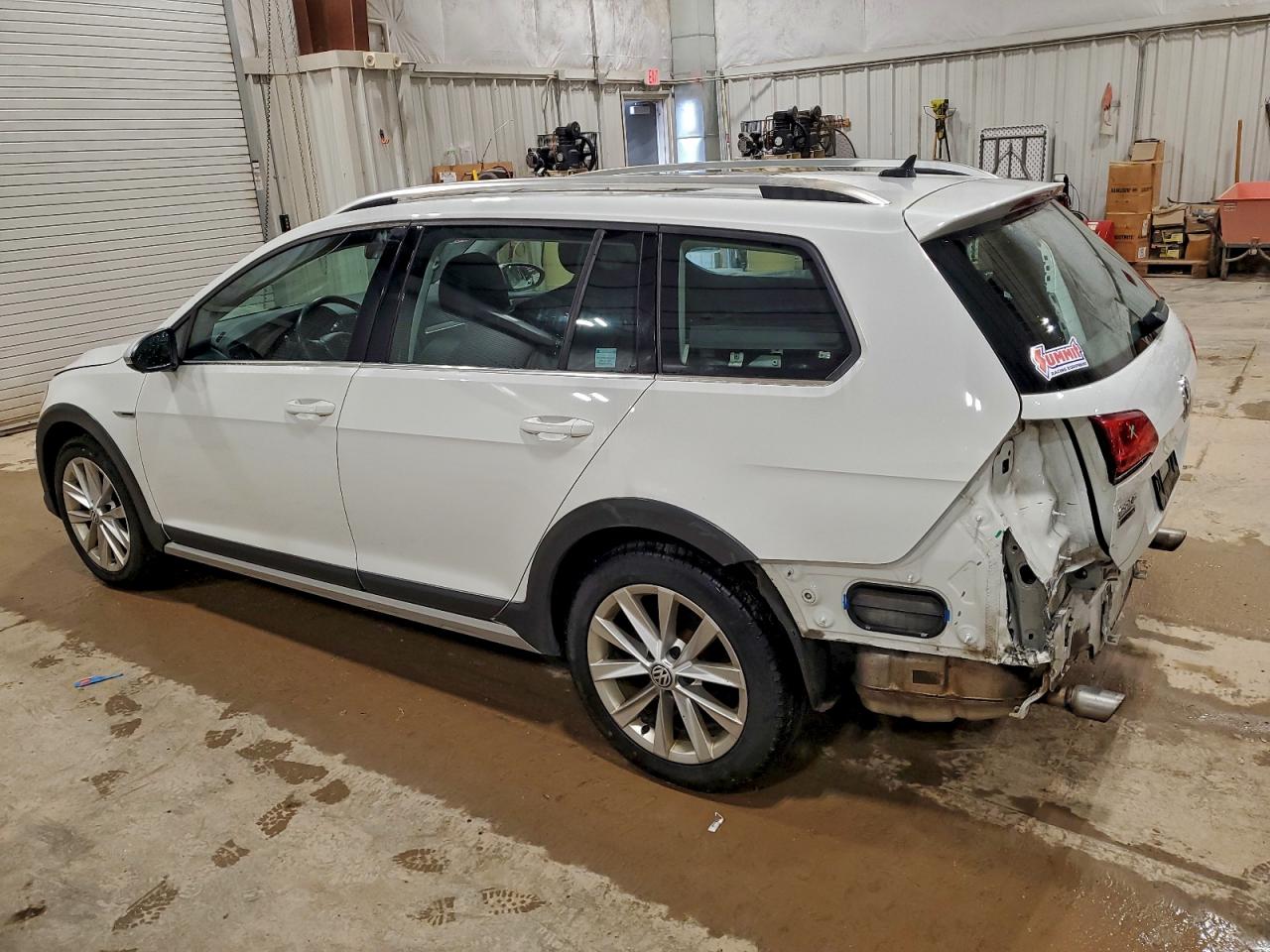 2017 VOLKSWAGEN GOLF ALLTRACK S photo 2