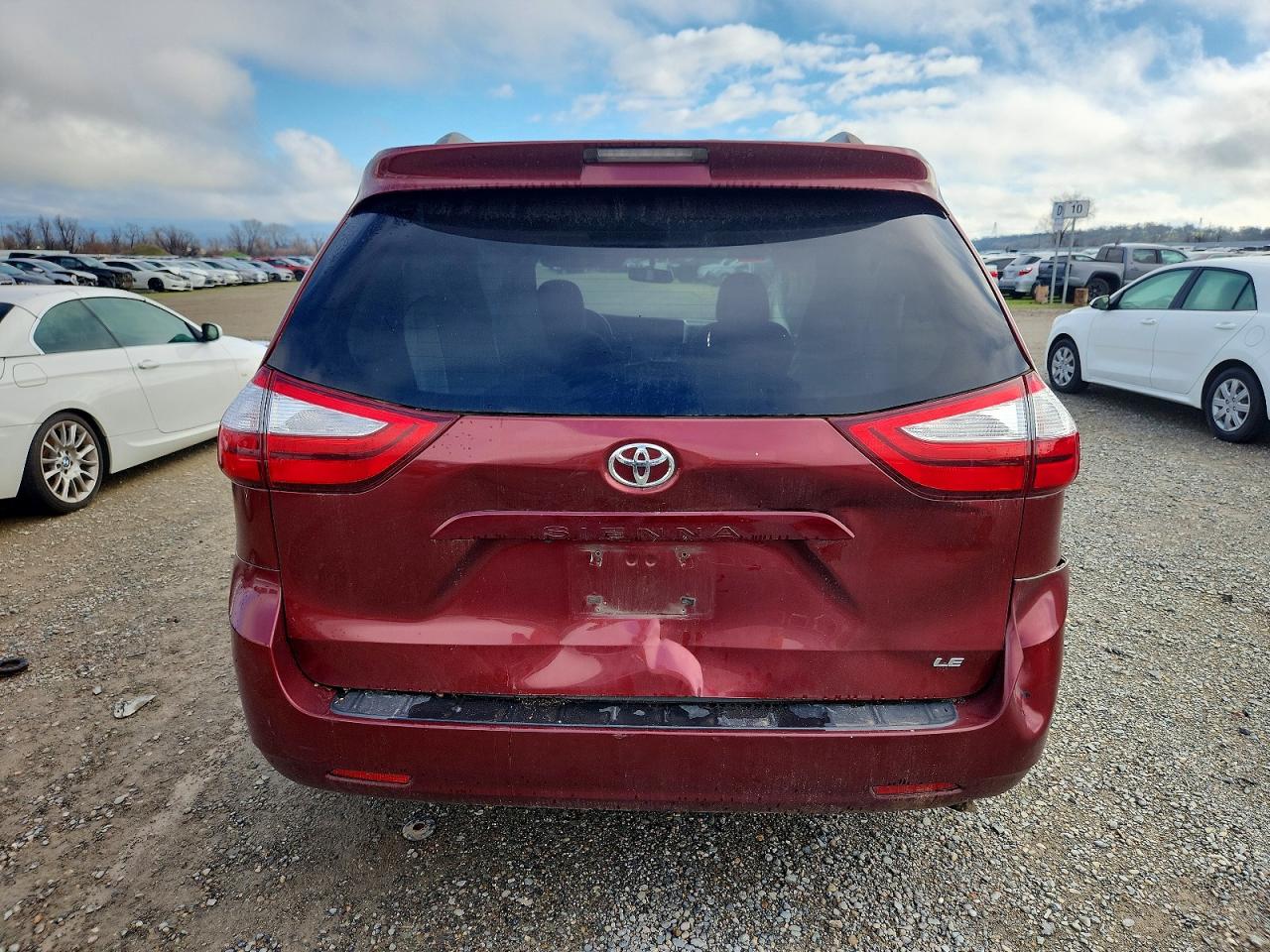 2017 TOYOTA SIENNA LE photo 6