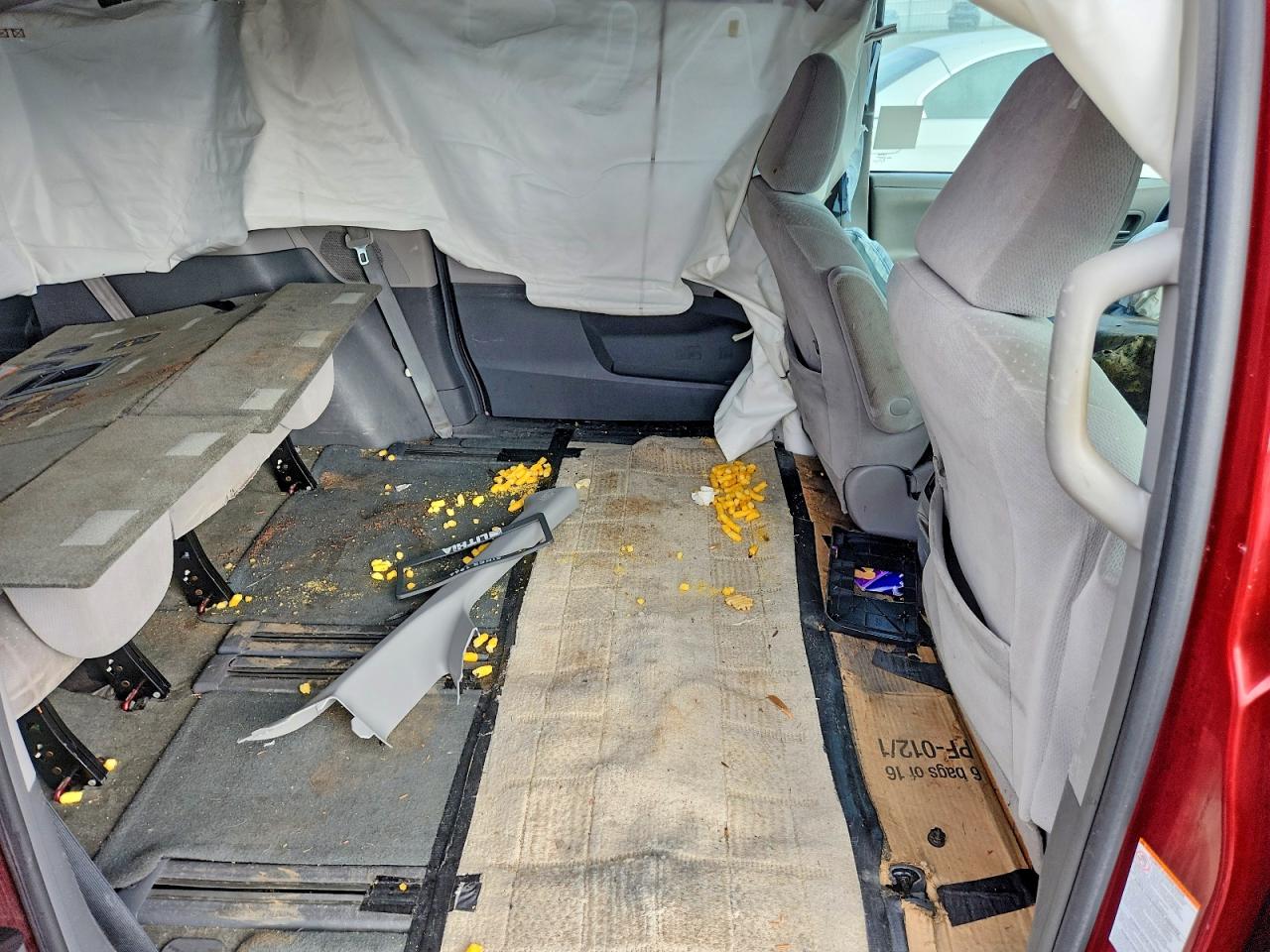 2017 TOYOTA SIENNA LE photo 11