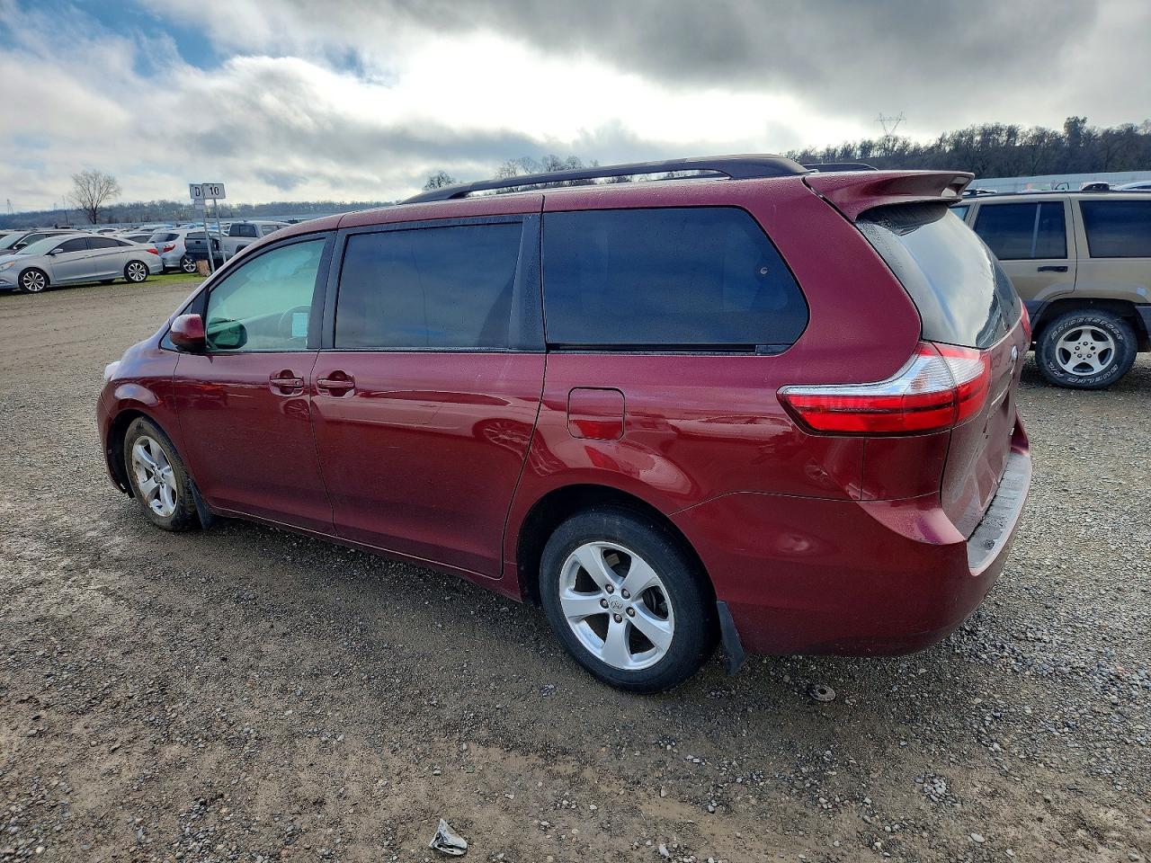 2017 TOYOTA SIENNA LE photo 2