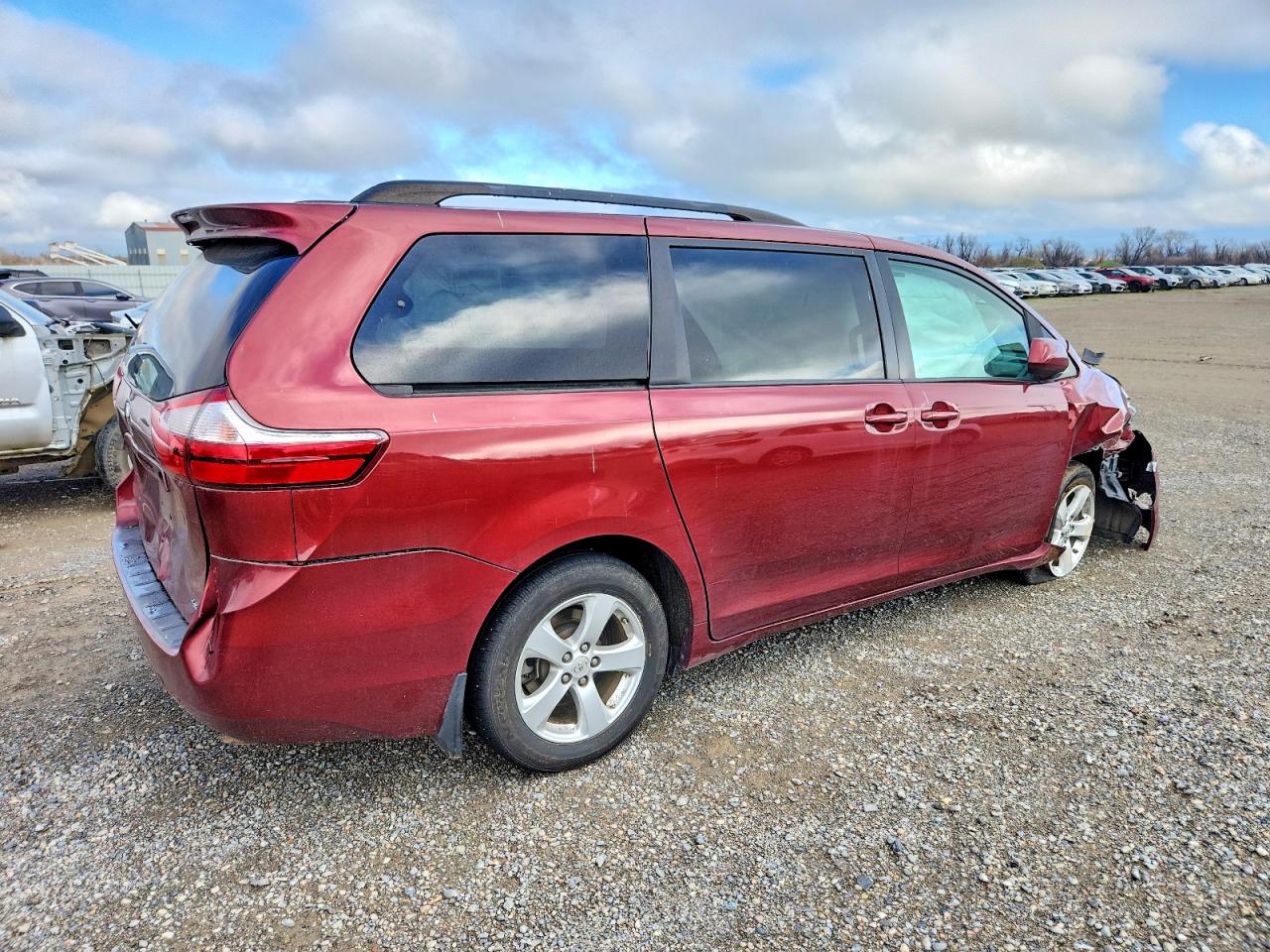 2017 TOYOTA SIENNA LE photo 3