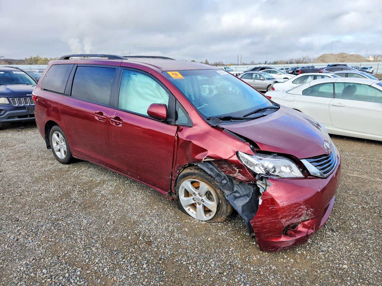 2017 TOYOTA SIENNA LE photo 4