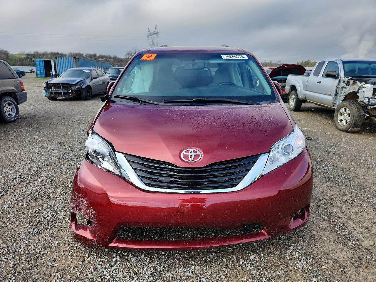 2017 TOYOTA SIENNA LE photo 5