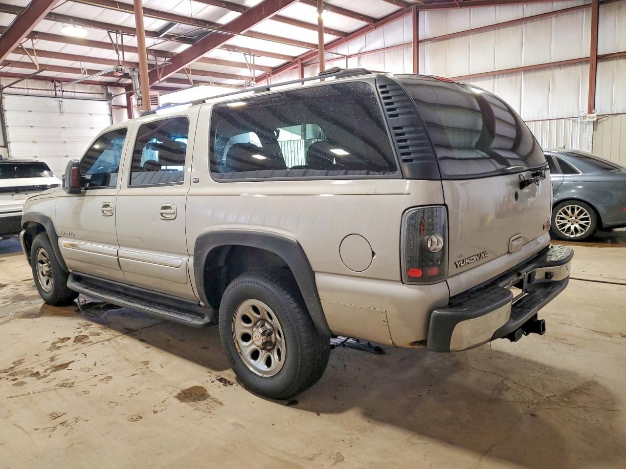 2004 GMC YUKON XL K1500 photo 2