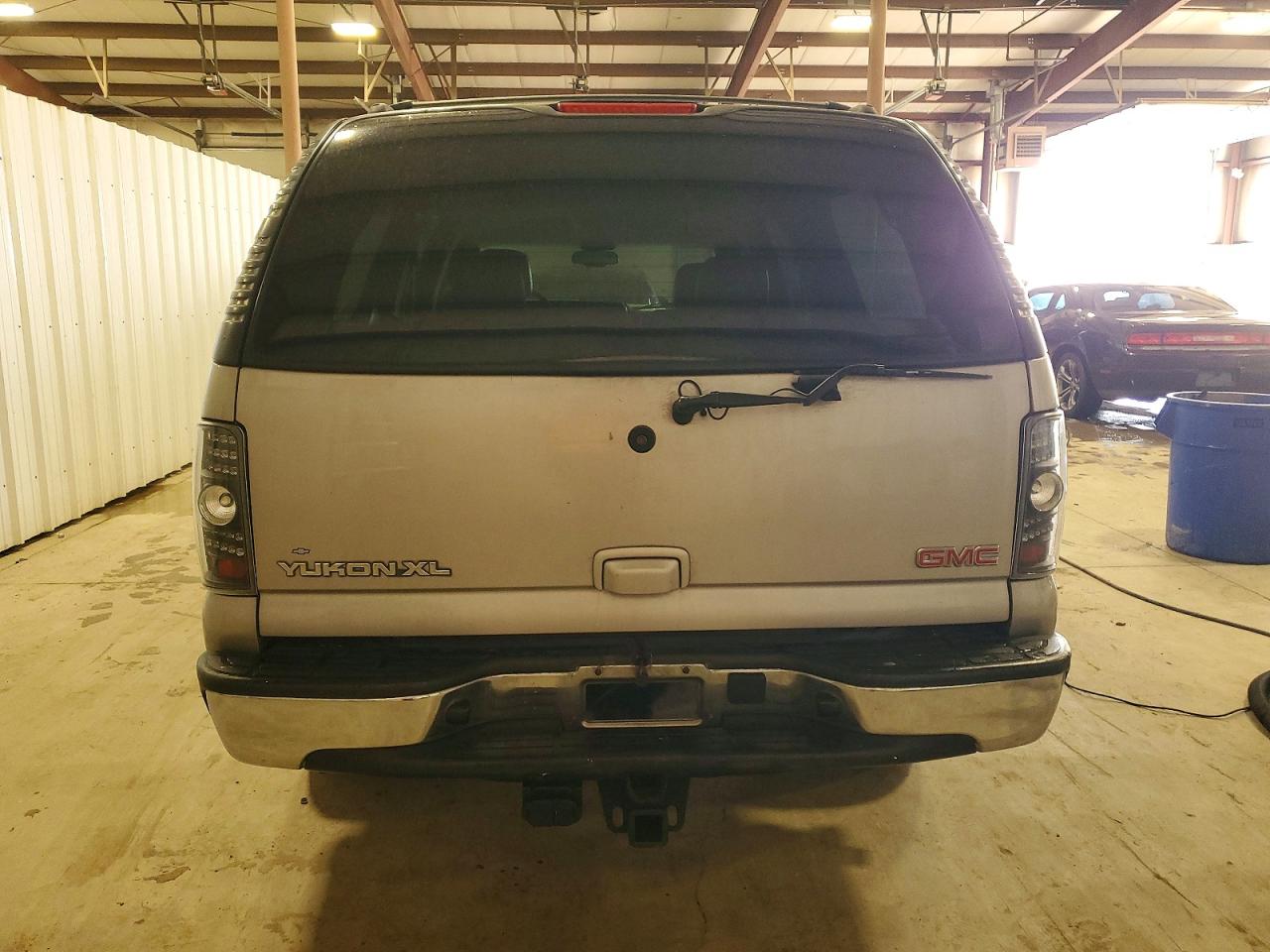 2004 GMC YUKON XL K1500 photo 6