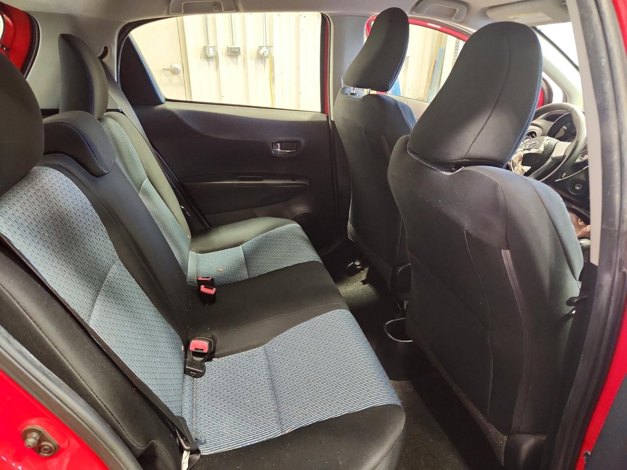 2014 TOYOTA YARIS photo 10