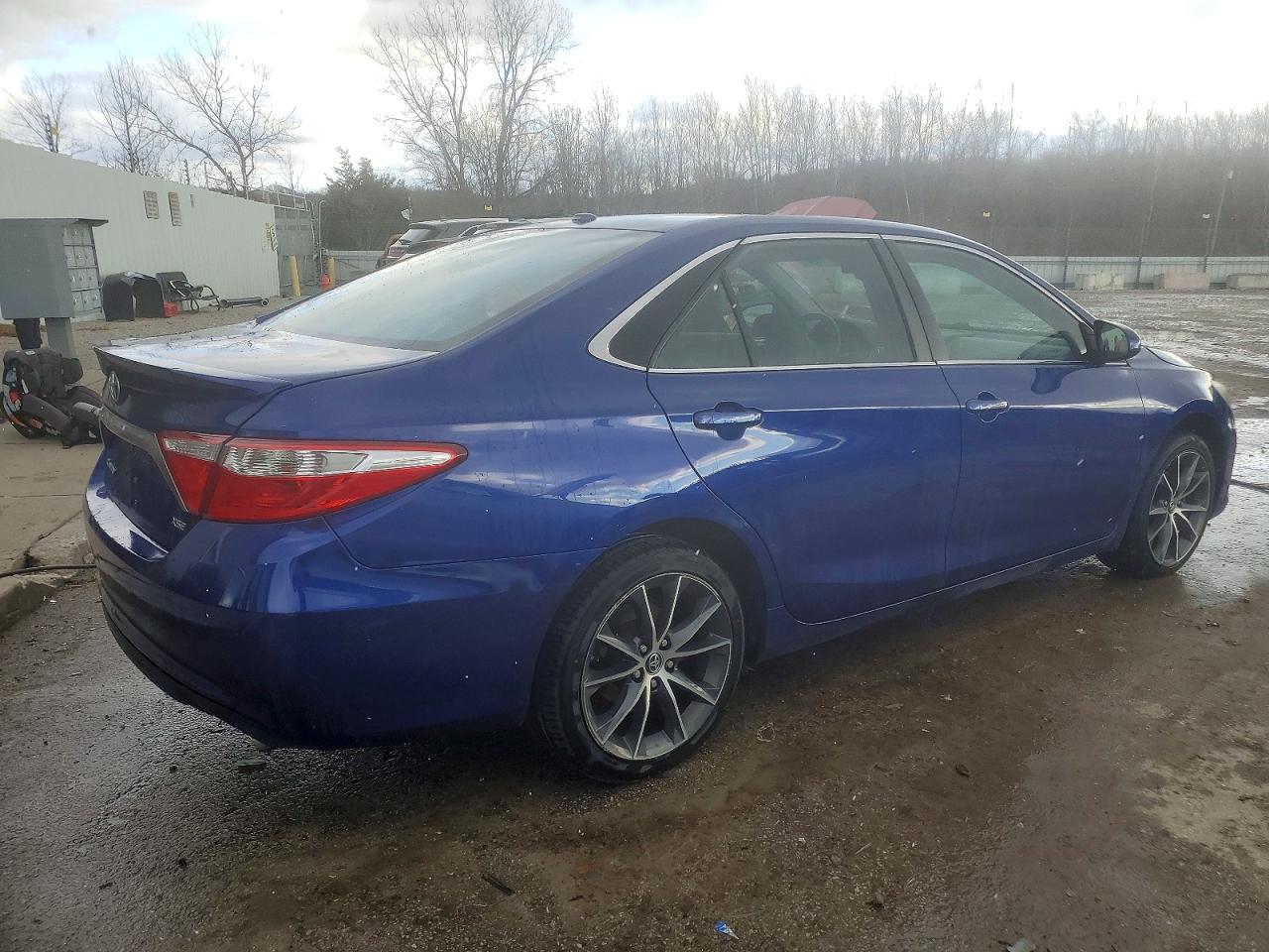 2015 TOYOTA CAMRY XSE photo 3