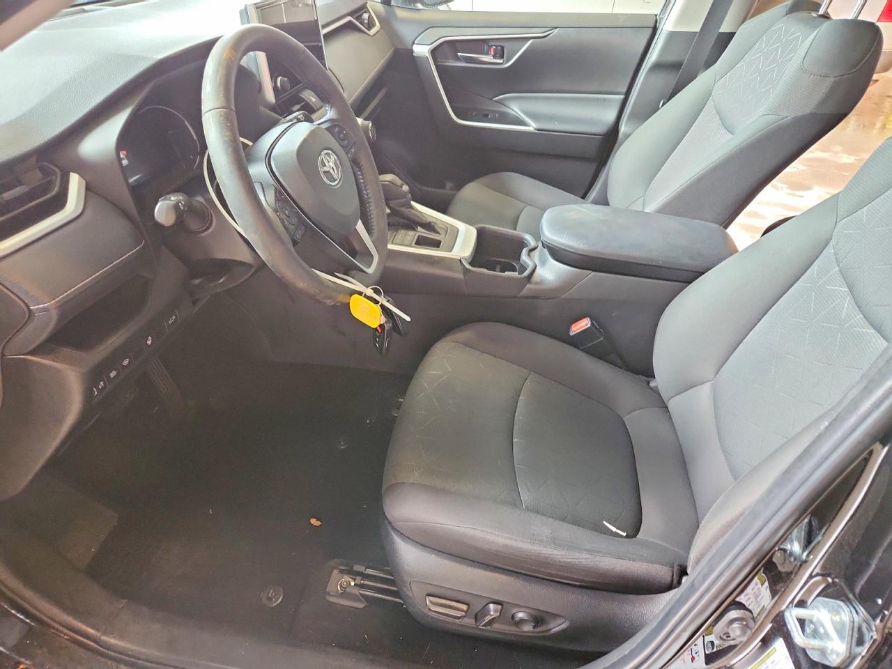 2024 TOYOTA RAV4 XLE photo 13