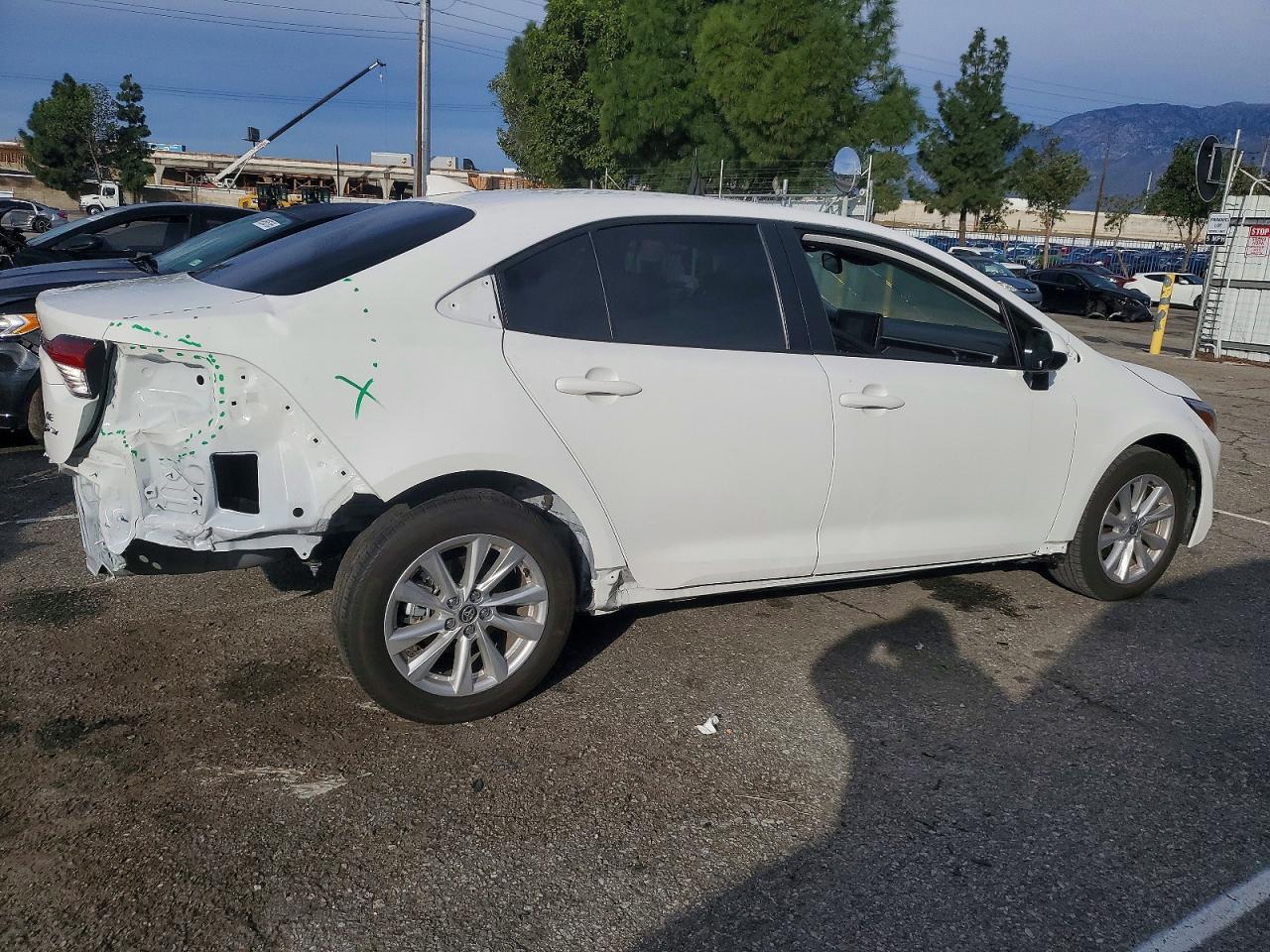2025 TOYOTA COROLLA LE photo 3