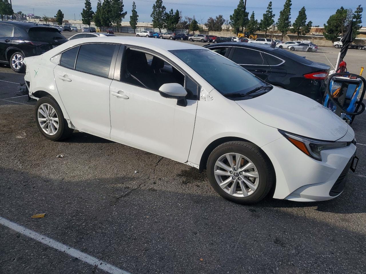 2025 TOYOTA COROLLA LE photo 4