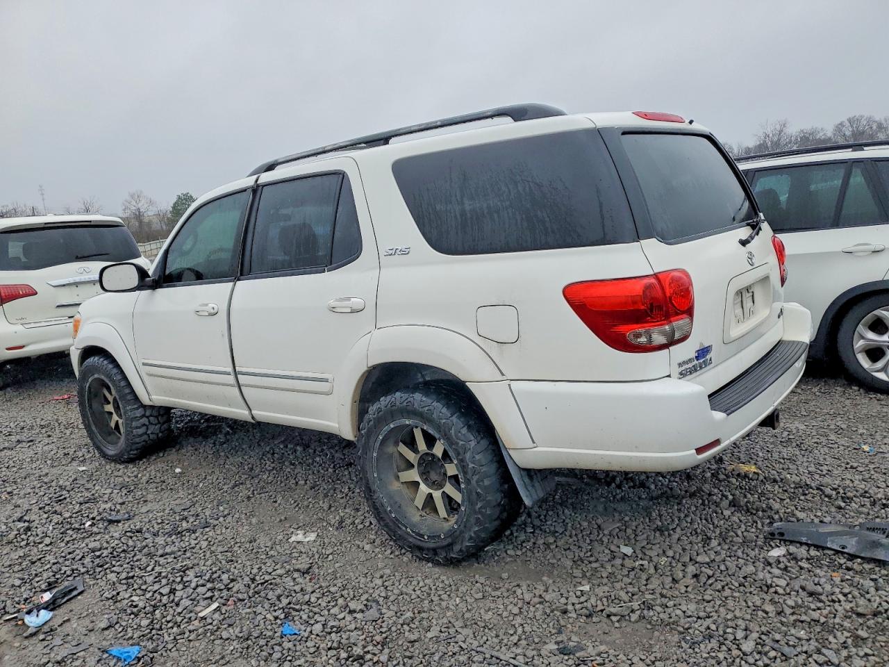 2005 TOYOTA SEQUOIA SR5 photo 2