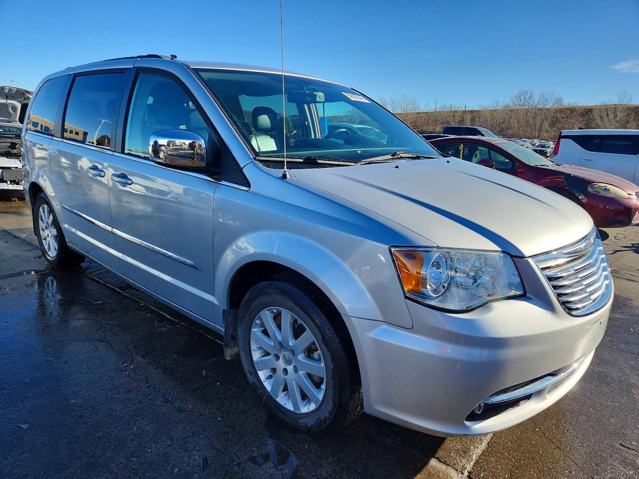 2011 CHRYSLER TOWN & COUNTRY TOURING L photo 4