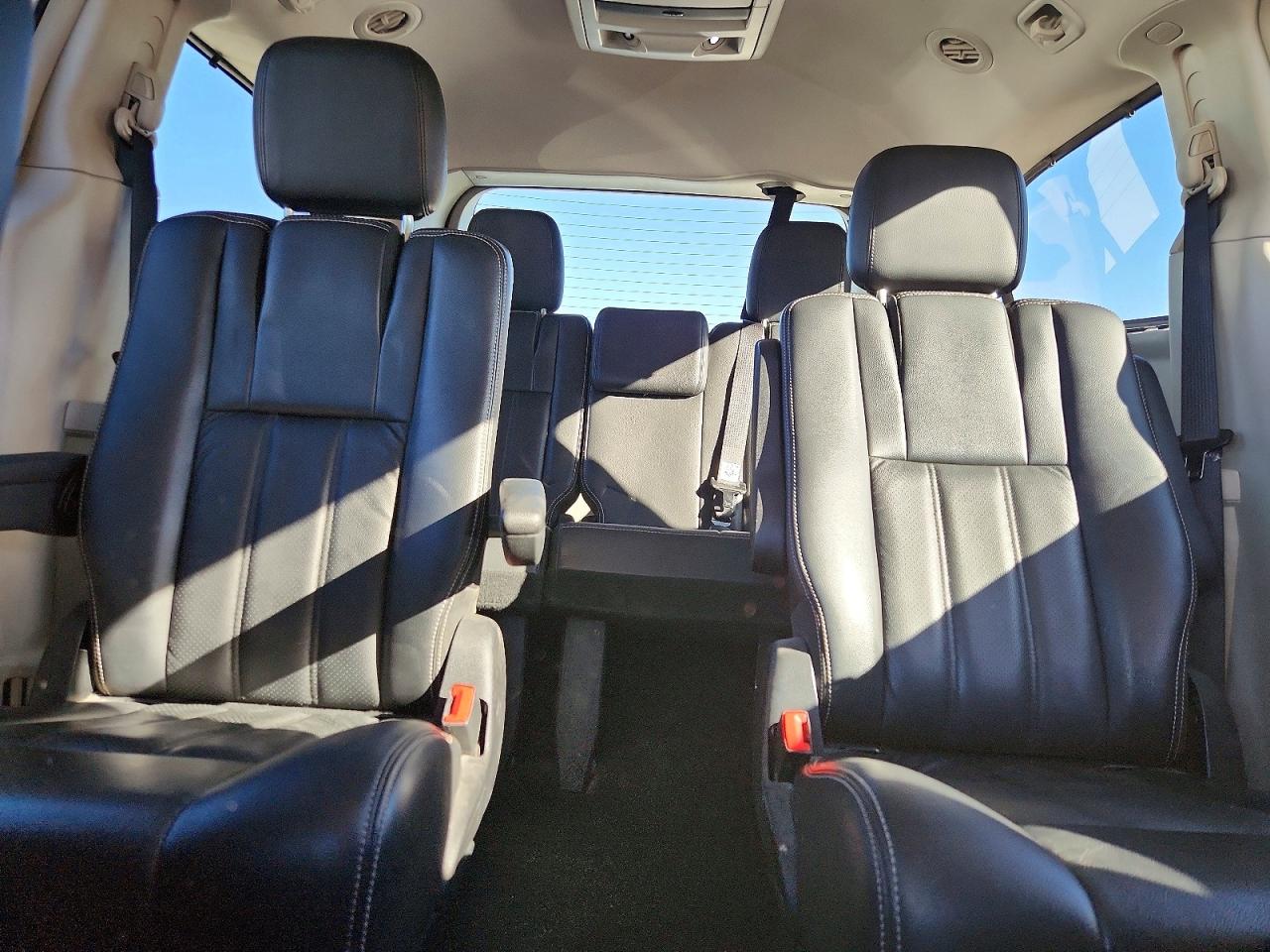 2011 CHRYSLER TOWN & COUNTRY TOURING L photo 10