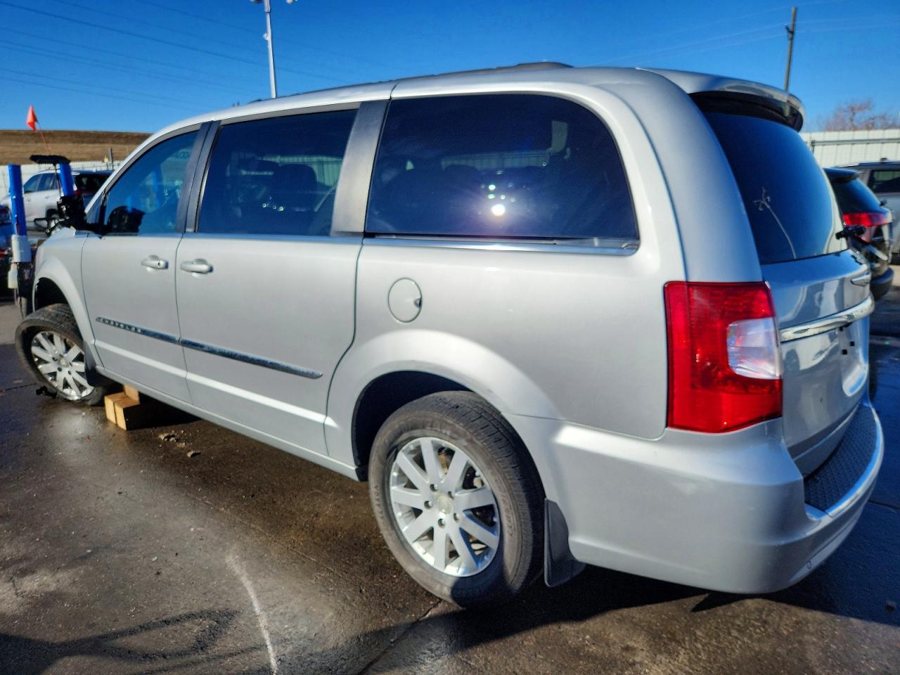 2011 CHRYSLER TOWN & COUNTRY TOURING L photo 2