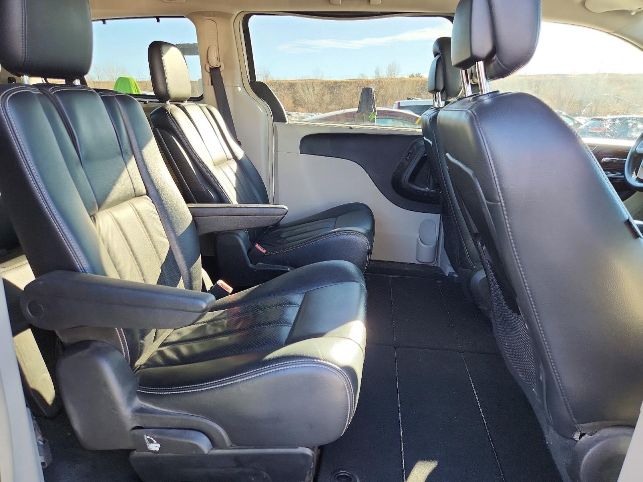 2011 CHRYSLER TOWN & COUNTRY TOURING L photo 11