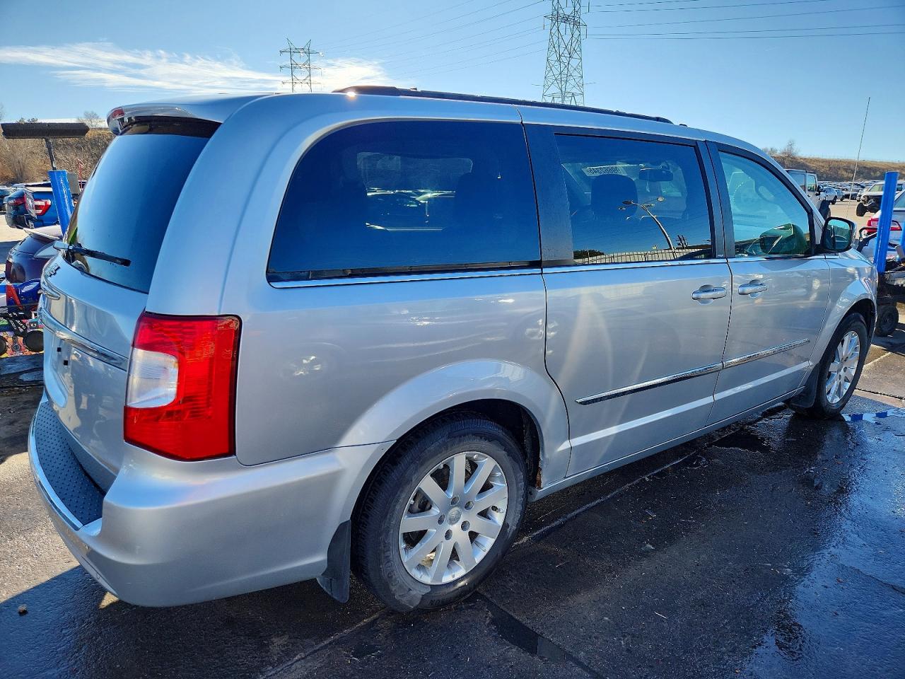 2011 CHRYSLER TOWN & COUNTRY TOURING L photo 3