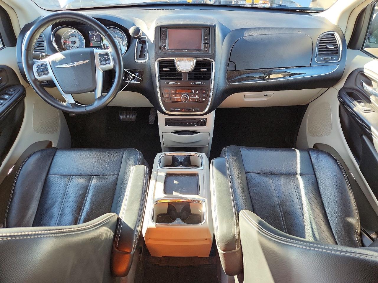 2011 CHRYSLER TOWN & COUNTRY TOURING L photo 8