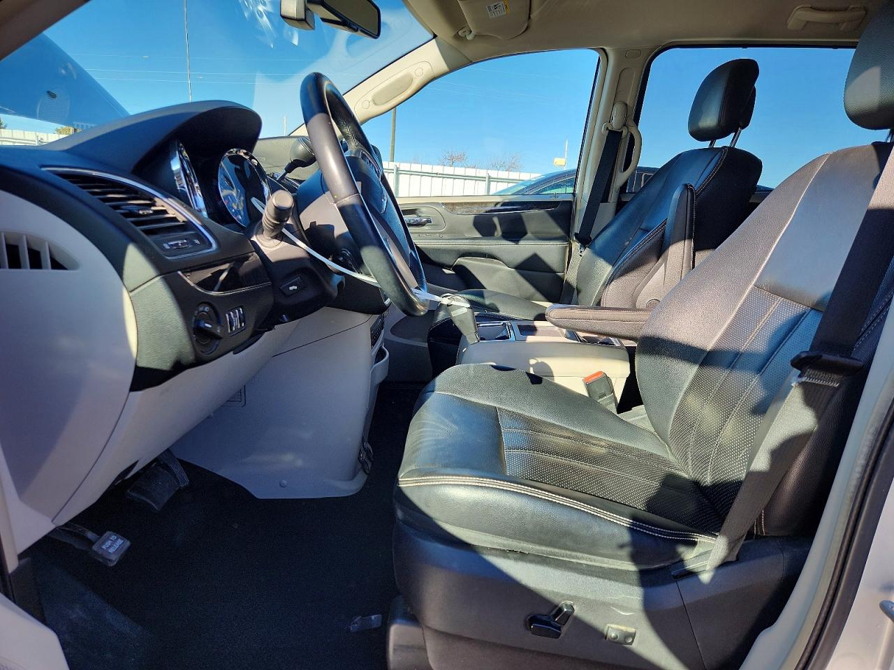 2011 CHRYSLER TOWN & COUNTRY TOURING L photo 7