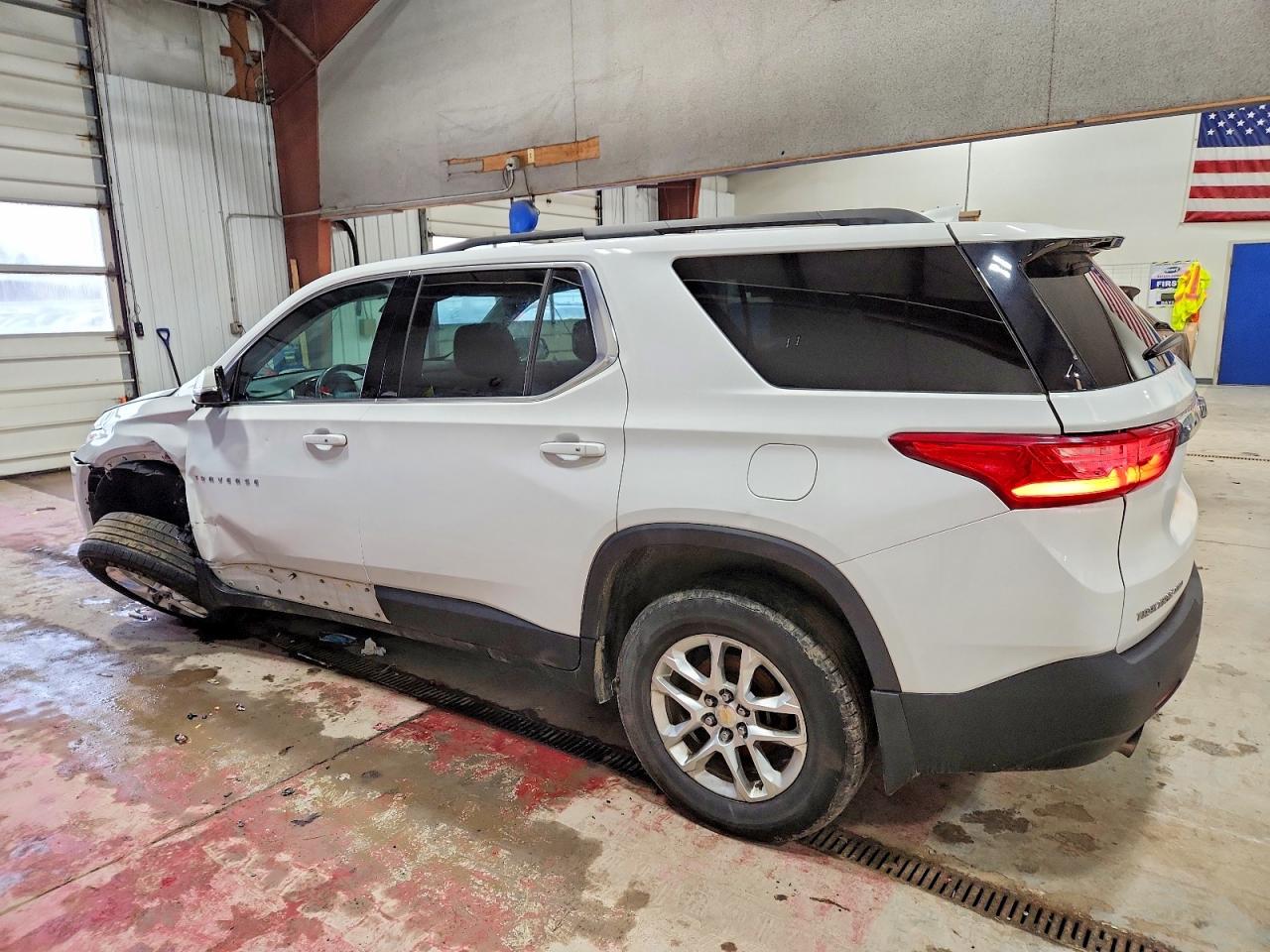 2019 CHEVROLET TRAVERSE LT photo 2