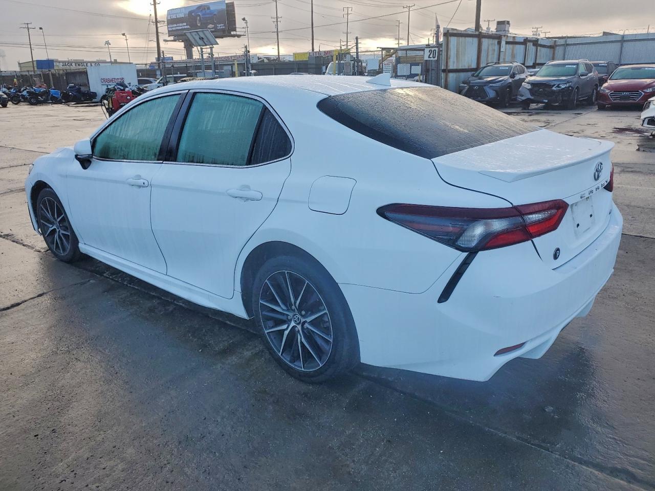 2022 TOYOTA CAMRY SE photo 2
