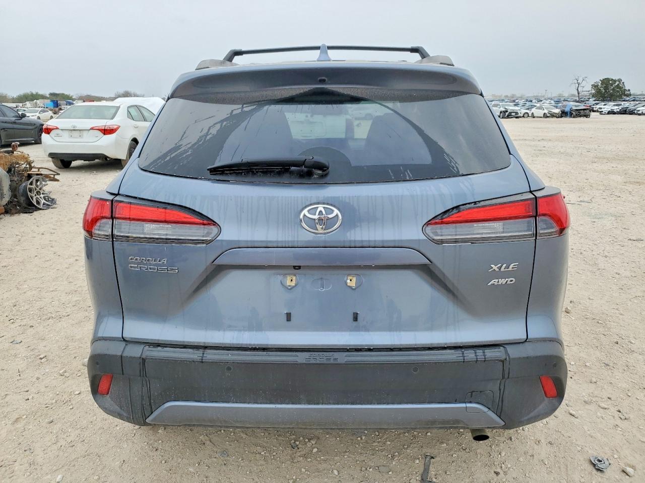 2023 TOYOTA COROLLA CROSS XLE photo 6