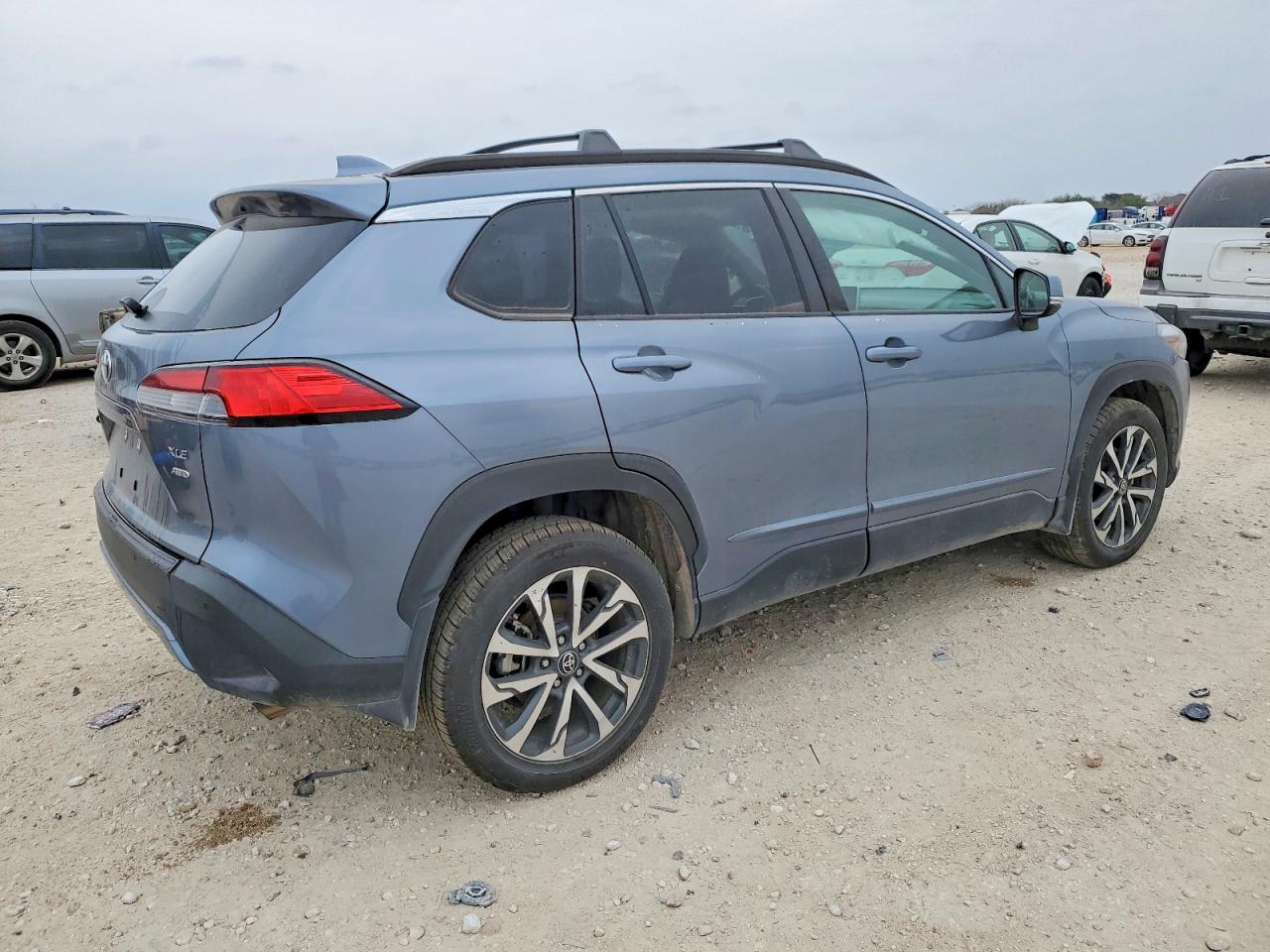 2023 TOYOTA COROLLA CROSS XLE photo 3