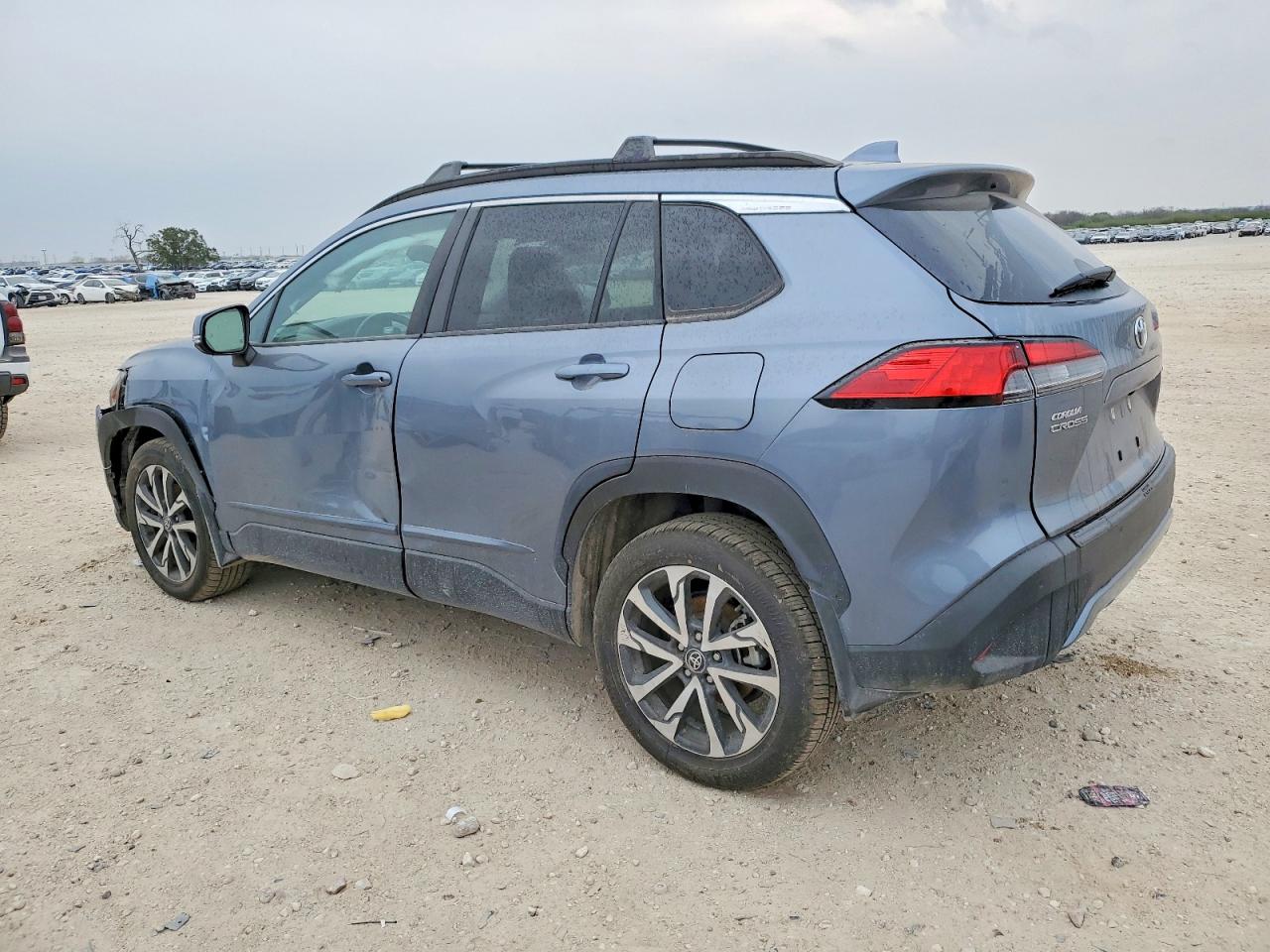 2023 TOYOTA COROLLA CROSS XLE photo 2