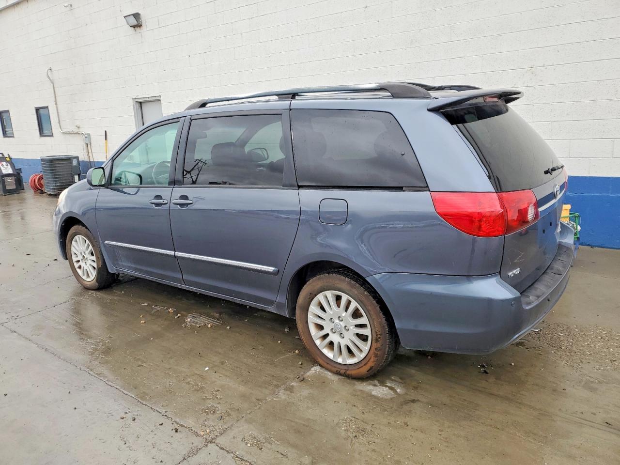 2008 TOYOTA SIENNA XLE photo 2