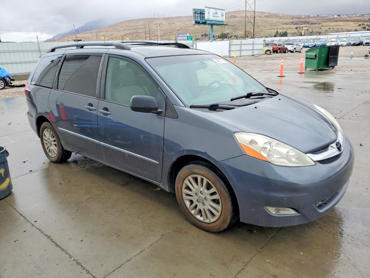 2008 TOYOTA SIENNA XLE photo 4
