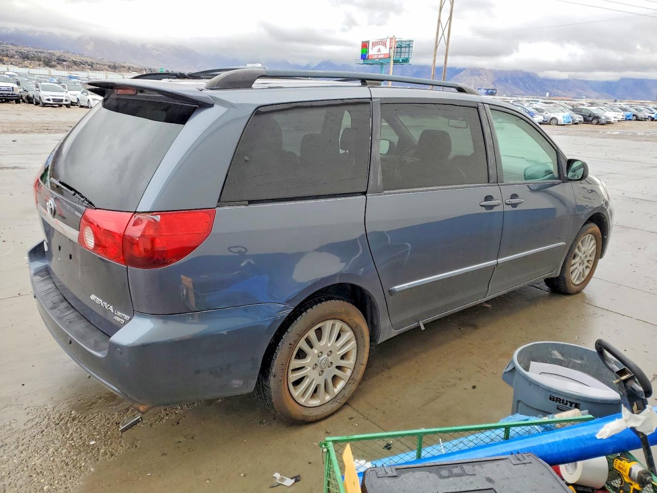 2008 TOYOTA SIENNA XLE photo 3