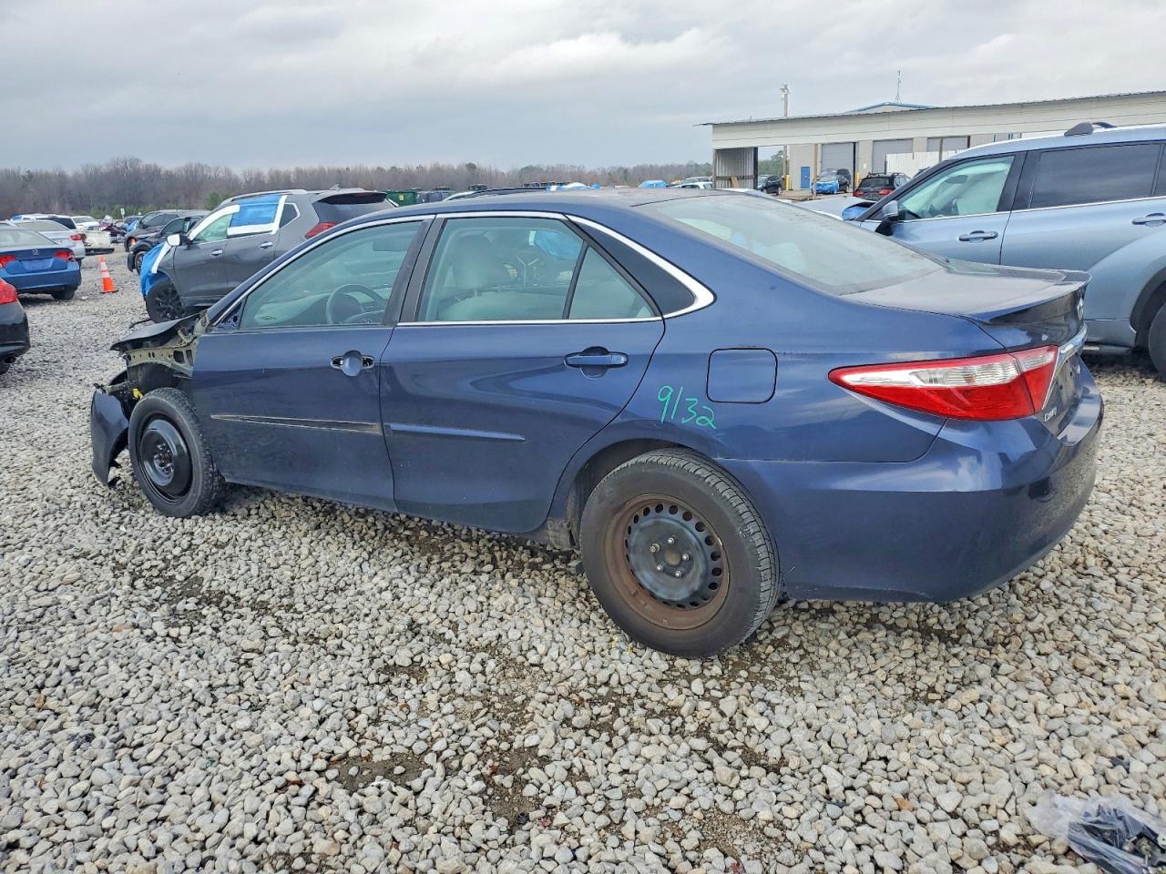2017 TOYOTA CAMRY LE photo 2