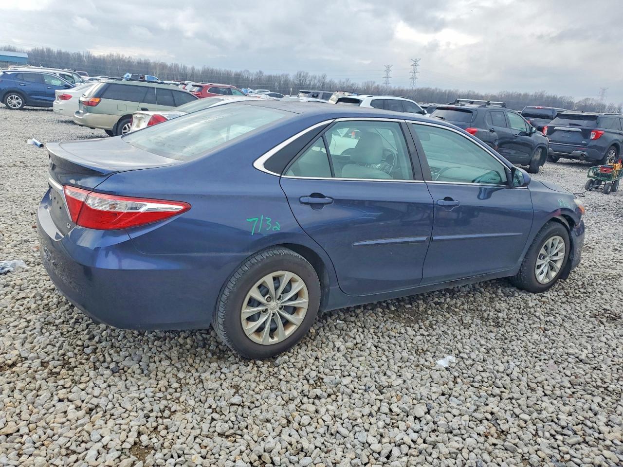 2017 TOYOTA CAMRY LE photo 3