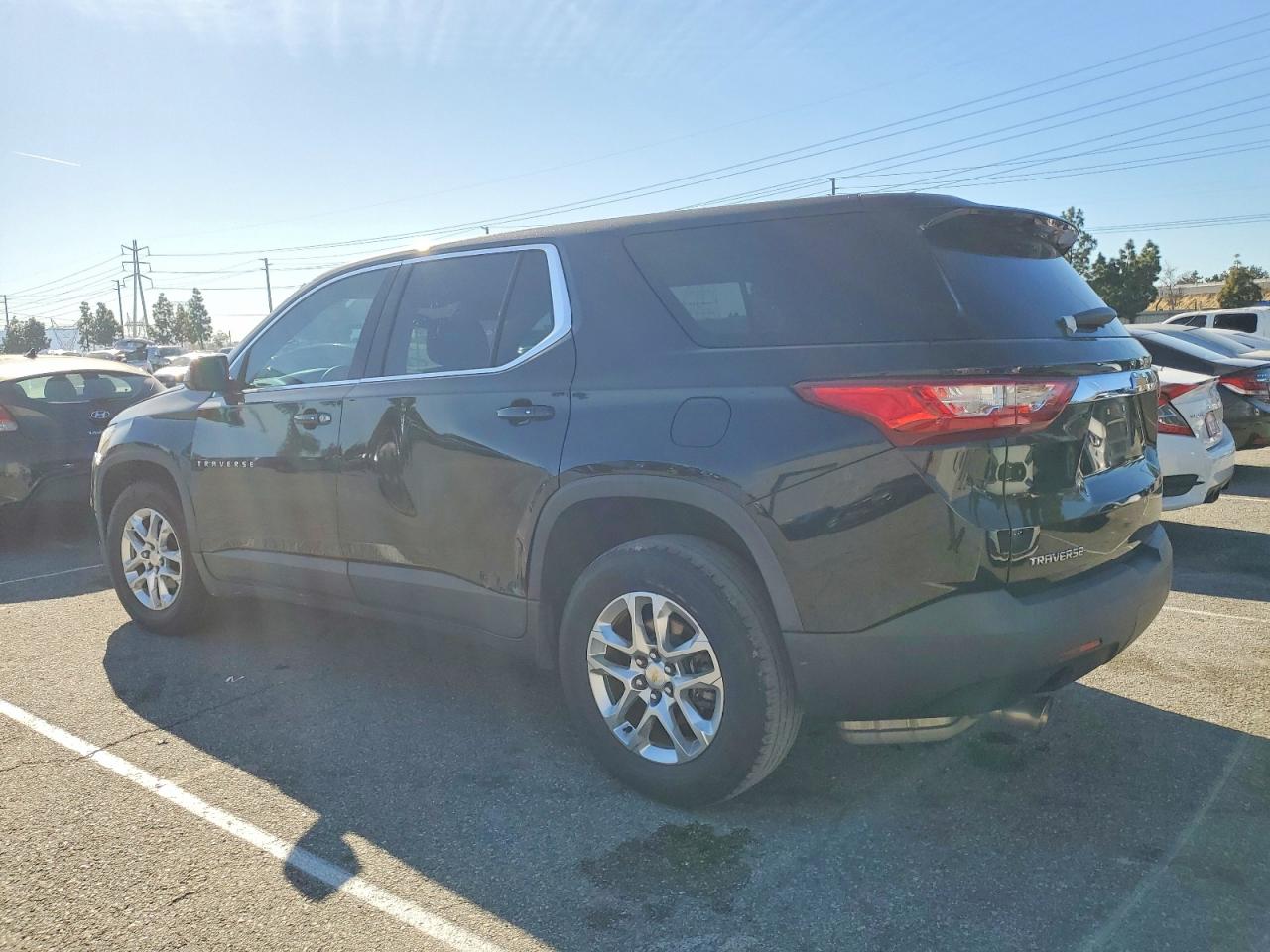 2019 CHEVROLET TRAVERSE LS photo 3