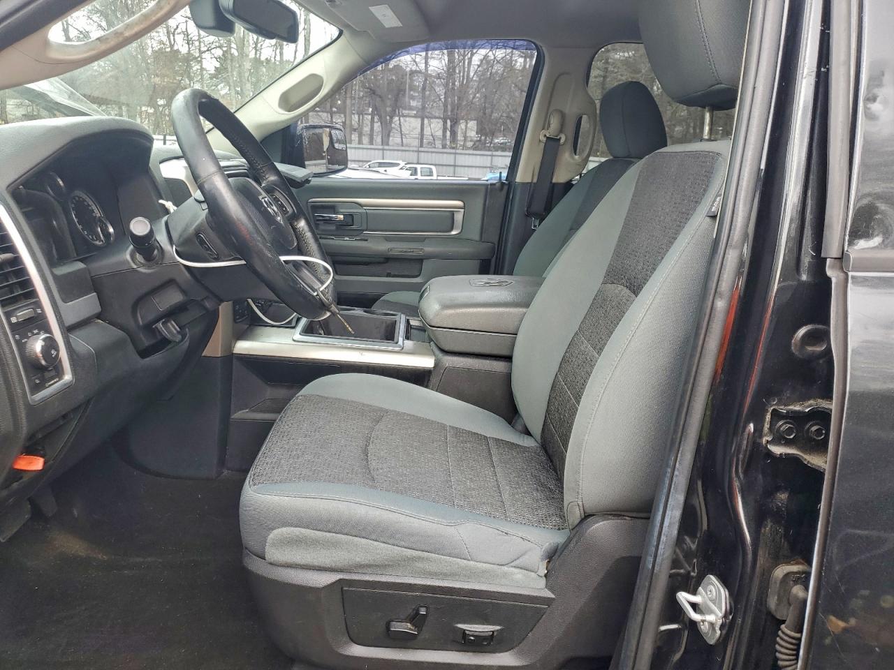 2015 RAM 1500 SLT photo 7