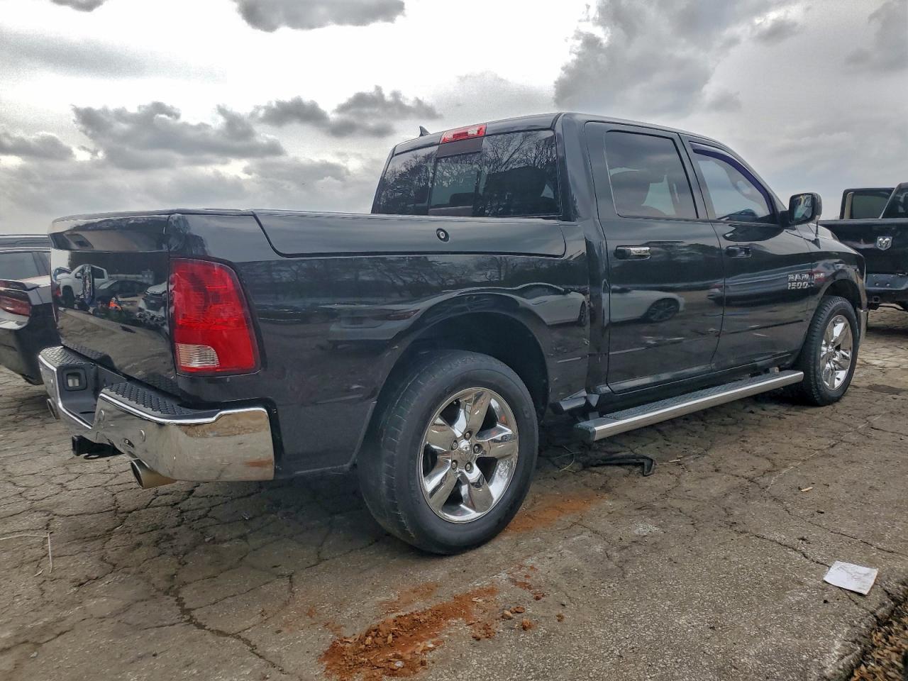 2015 RAM 1500 SLT photo 3
