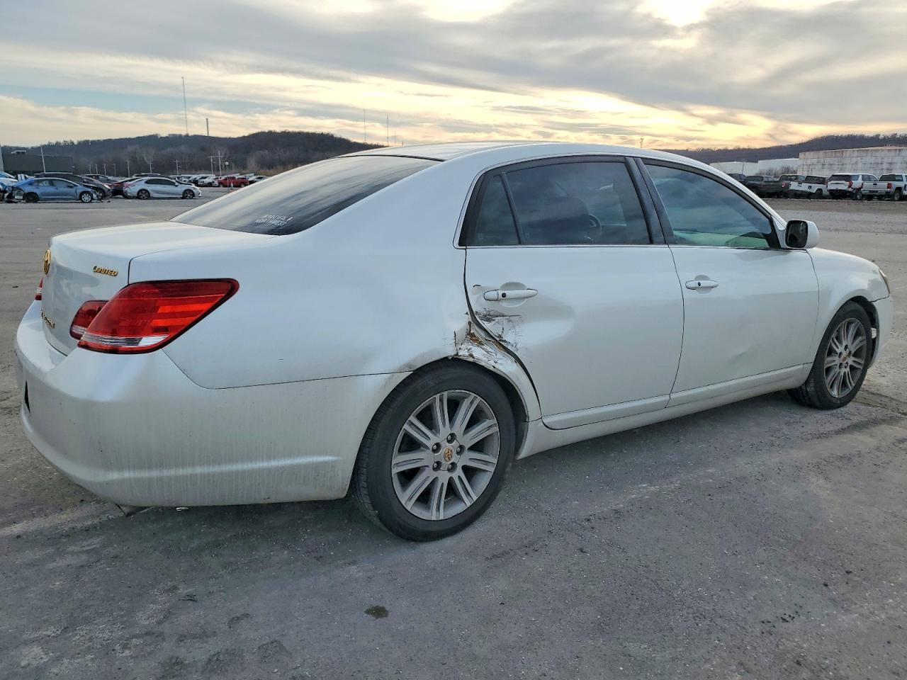 2005 TOYOTA AVALON XL photo 3