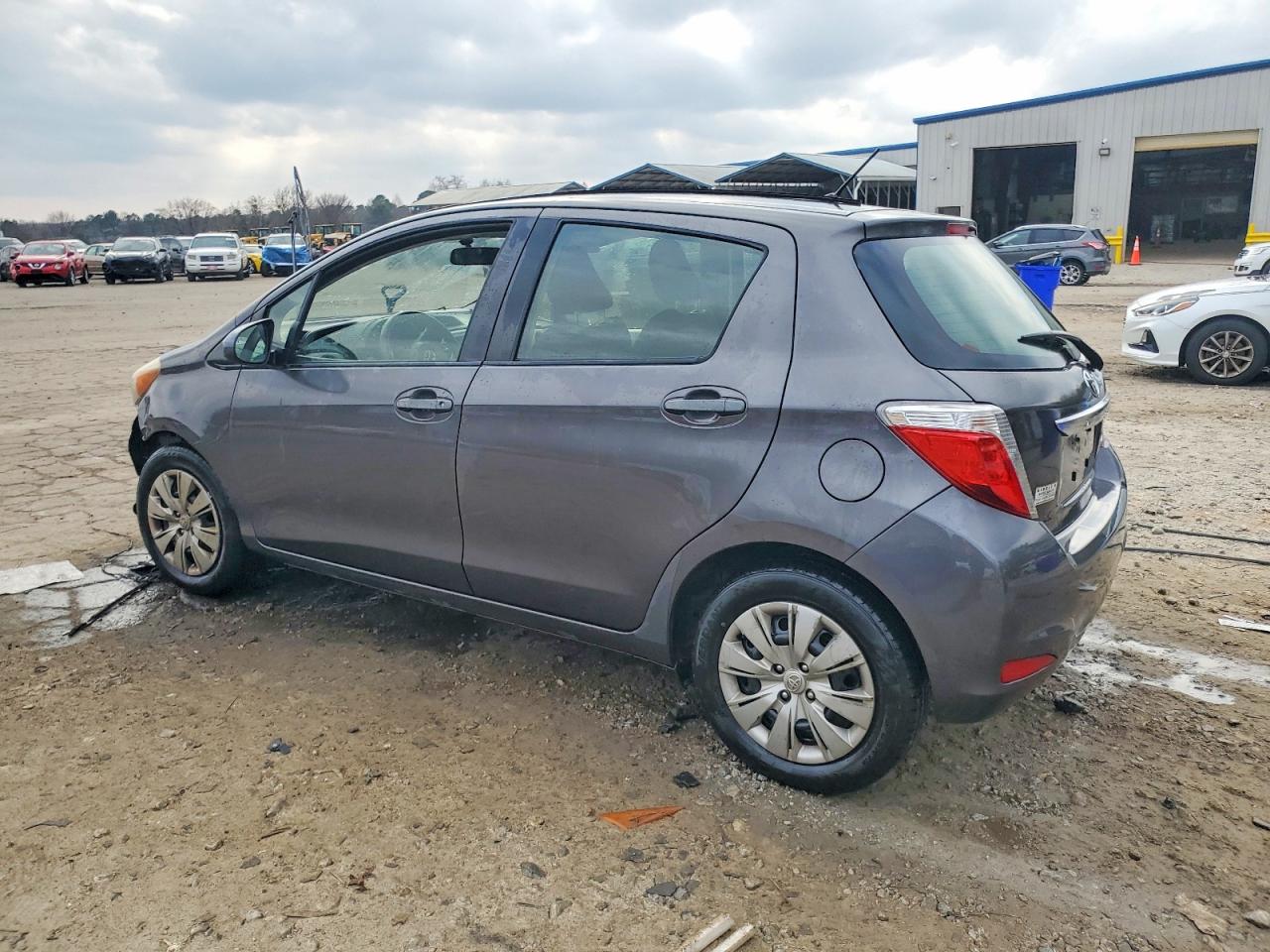 2013 TOYOTA YARIS photo 2
