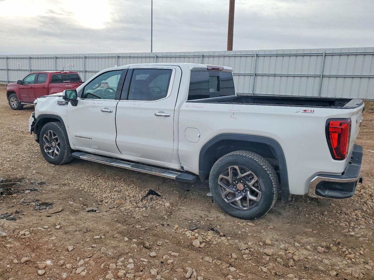 2025 GMC SIERRA K1500 SLT photo 2