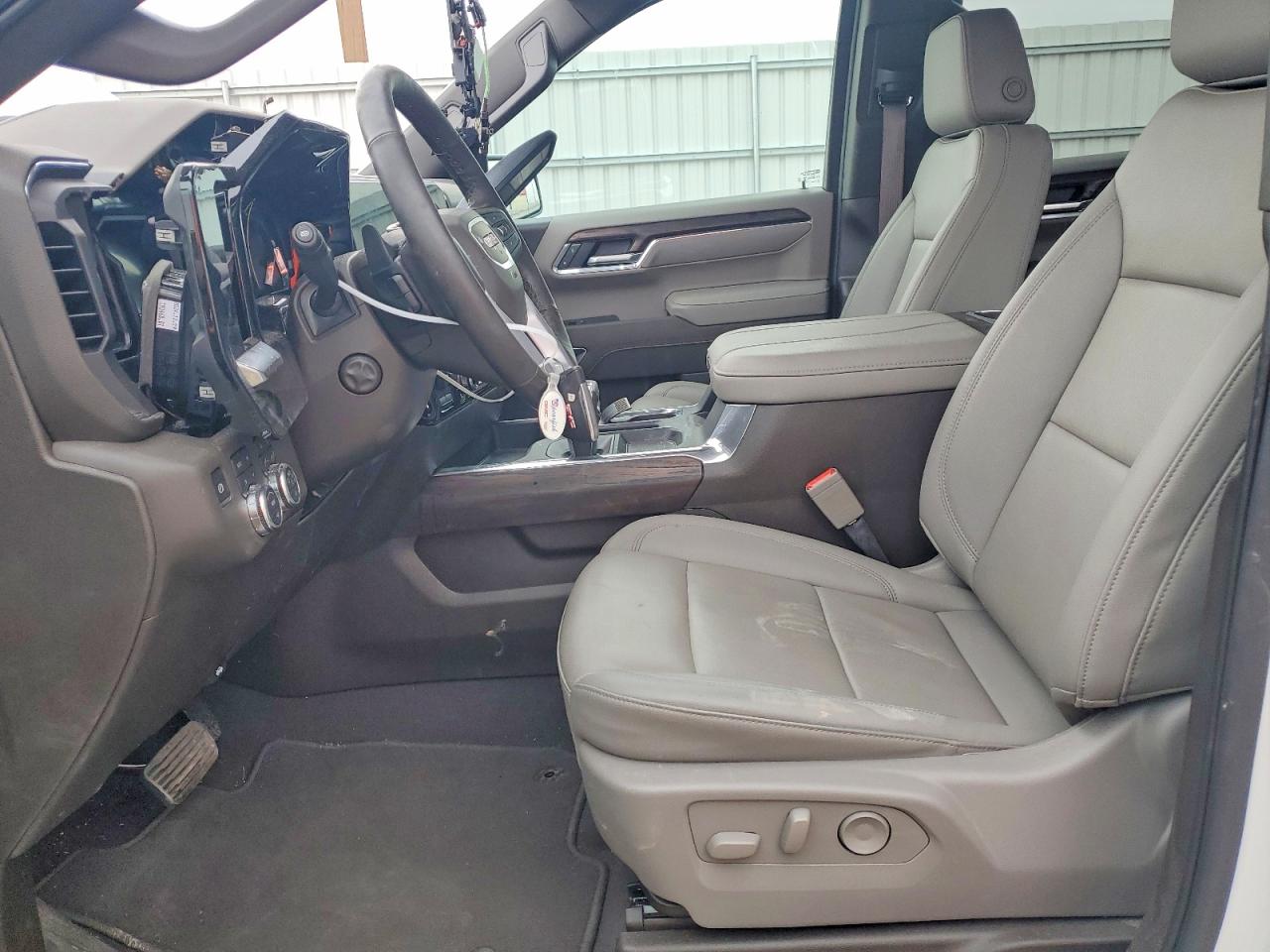 2025 GMC SIERRA K1500 SLT photo 7