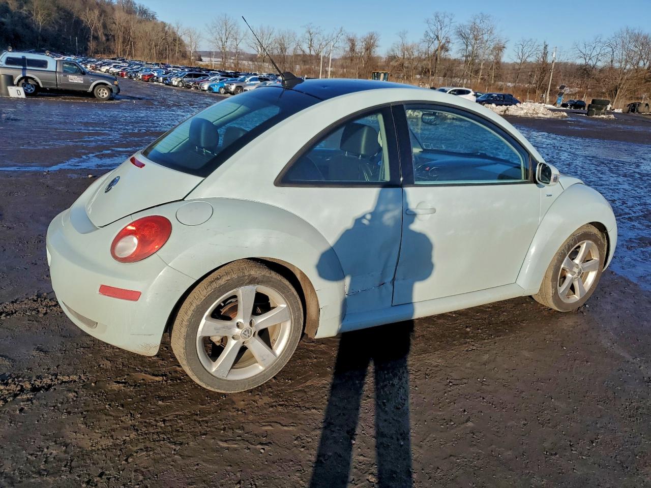 2010 VOLKSWAGEN NEW BEETLE photo 3