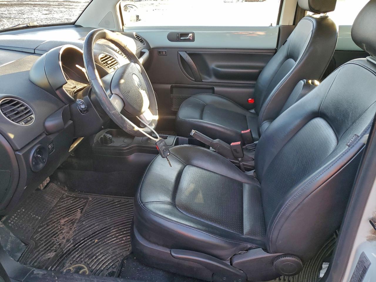 2010 VOLKSWAGEN NEW BEETLE photo 7