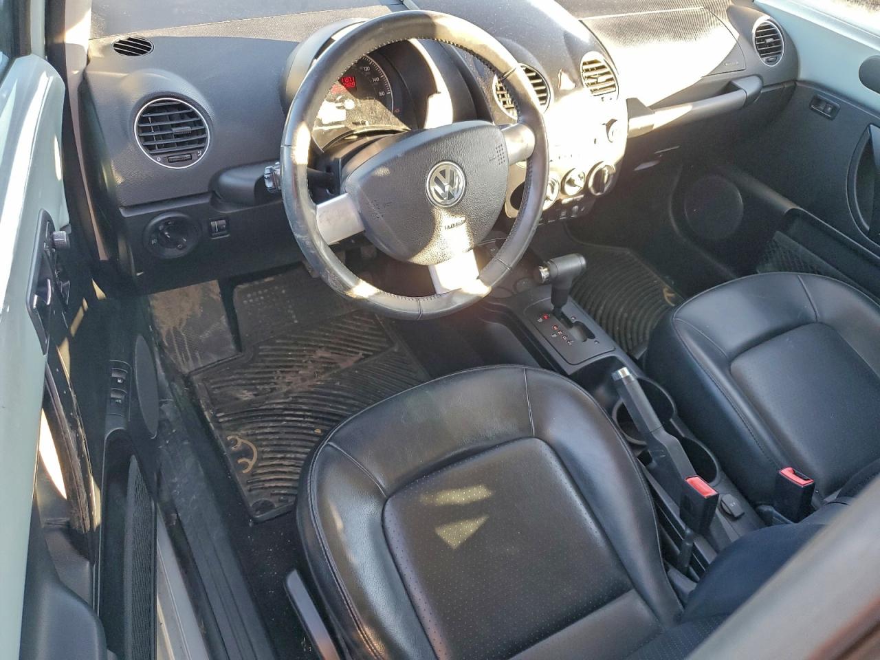 2010 VOLKSWAGEN NEW BEETLE photo 8