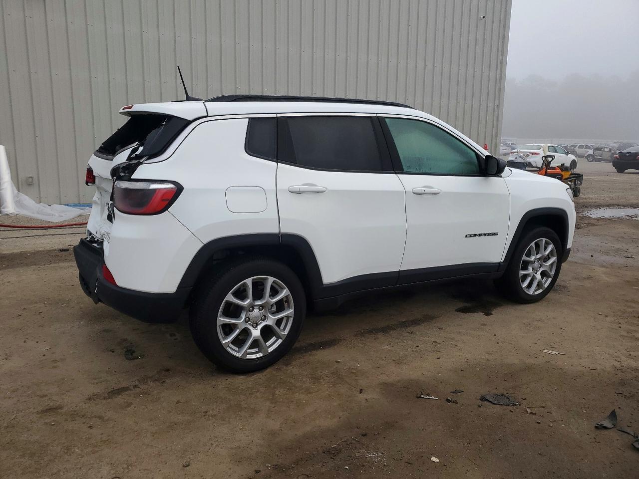 2024 JEEP COMPASS LATITUDE LUX photo 3