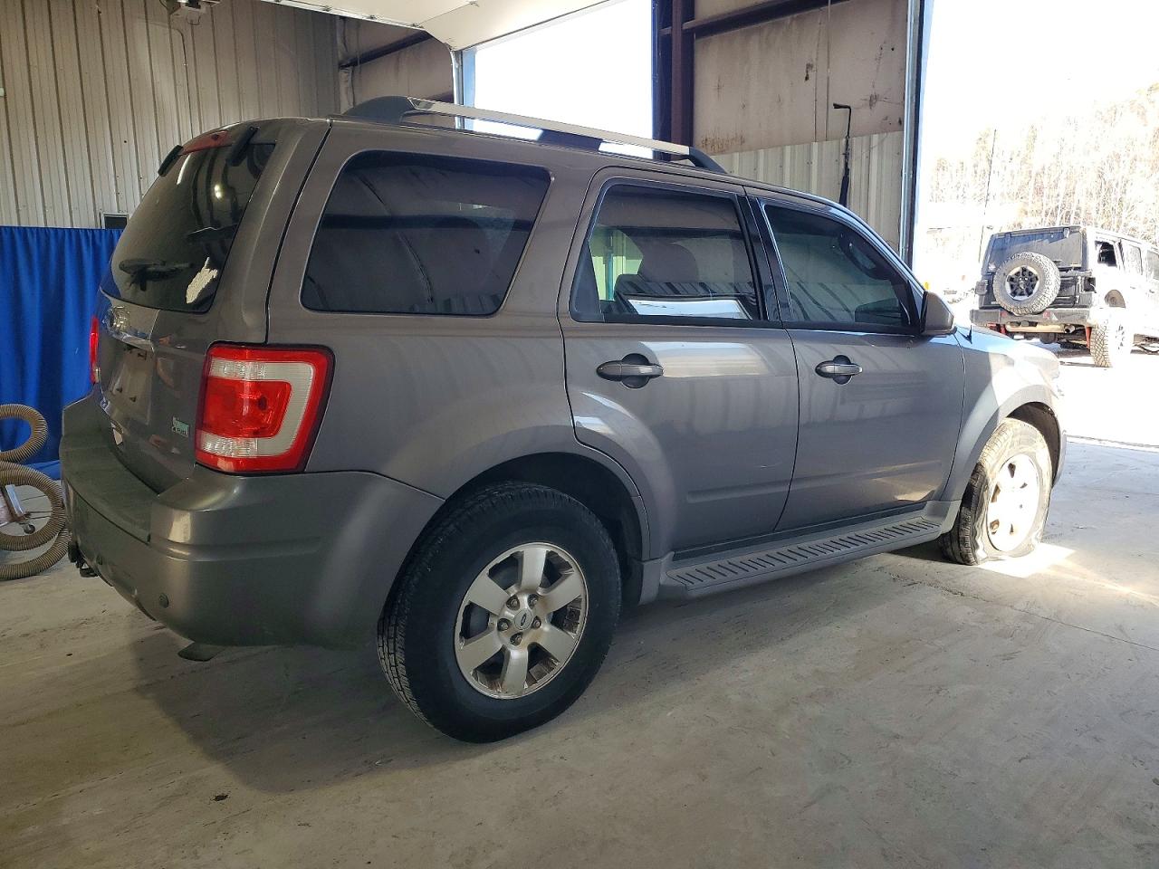 2010 FORD ESCAPE photo 3